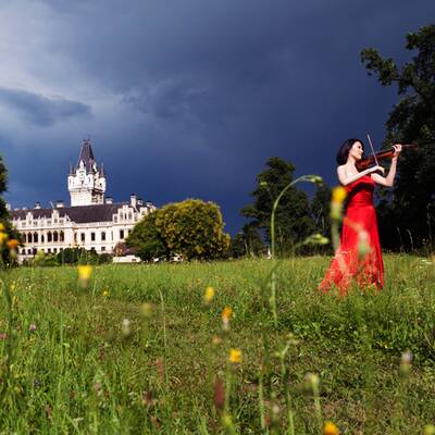 Rihanna - Queen of Downloads