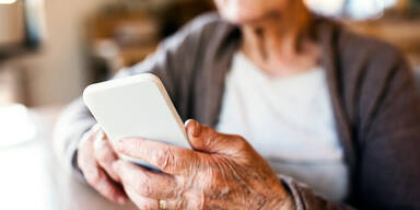 81-j&auml;hrige Grazerin trickst falsche Polizisten aus