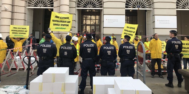 Greenpeace besetzt Umwelt-Ministerium: Polizei-Einsatz