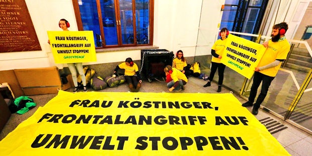 Greenpeace besetzt Umwelt-Ministerium: Polizei-Einsatz