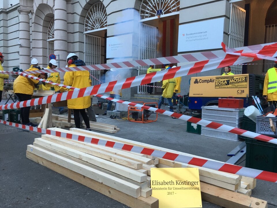 Greenpeace besetzt Umwelt-Ministerium: Polizei-Einsatz