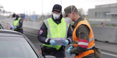 Grenzsoldat mit Polizist bei Kontrolle