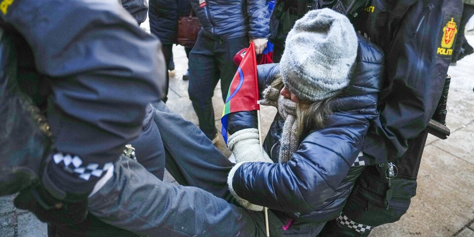 Hier wird Greta von der Polizei weggetragen