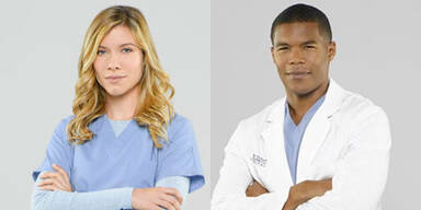 Zwei Ärzte hängen Stethoskop an den Nagel