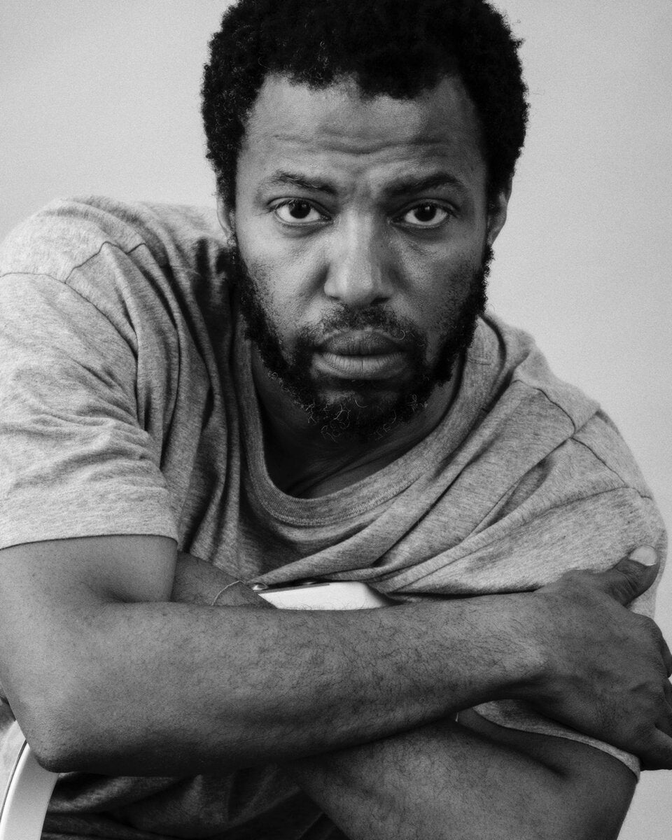 Mit über 30 Jahren Erfahrung in der Modebranche hat Edward Buchanan schon viel gesehen – und noch mehr gefördert. Als Jurymitglied des Zalando Visionary Award sucht er gezielt nach Talenten, die mehr tun, als nur schöne Kleidung zu entwerfen.