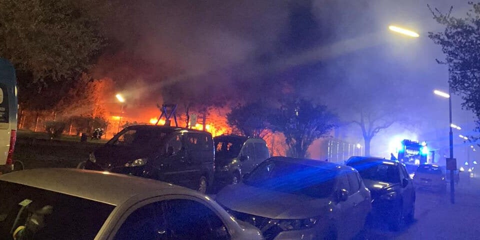 Feuer in der Großfeldsiedlung: Schwimmbad in Brand