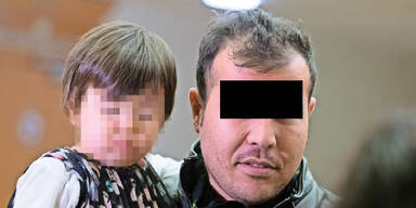 Aus Protest S&auml;ugling auf Stra&szlig;e gelegt