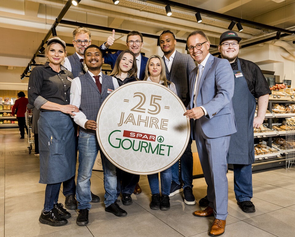 SPAR-Gourmet Mitarbeiter:innen und SPAR-Geschäfsführer Alois Huber