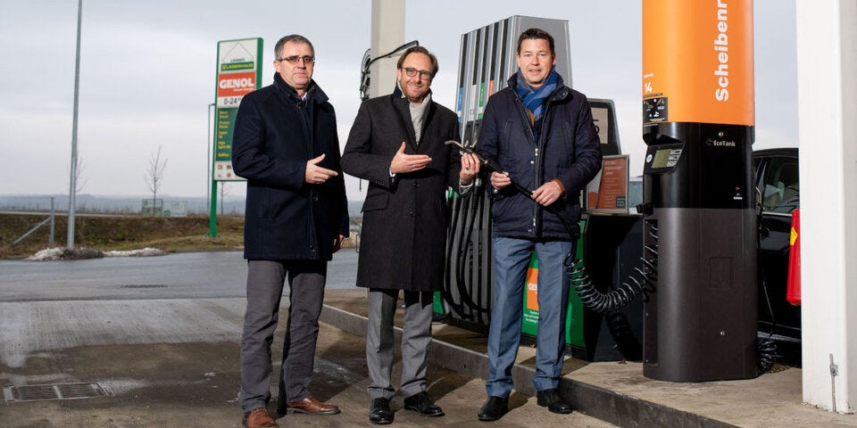 Scheibenreiniger aus der Zapfsäule tanken