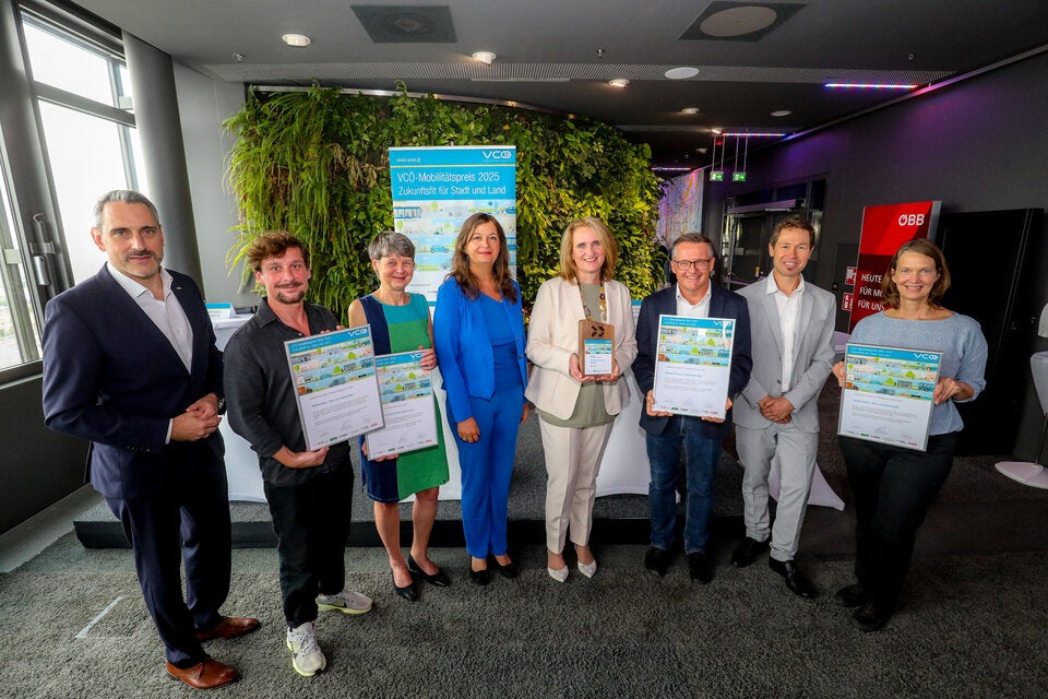 Christof Hermann (ÖBB-Personenverkehr AG), Jan Gartner (Raumpioniere), Bezirksvorsteherin Silvia Nossek, Stadträtin Ulli Sima, Wiener Linien Geschäftsführerin Petra Hums, Robert Luger (3:0 Landschaftsarchitektur), Christian Gratzer (VCÖ), Katrin Hagen (TU Wien).  