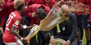 Alaba mit Bierdusche für Guardiola