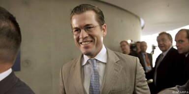 Guttenberg will Konjunkturerholung abwarten