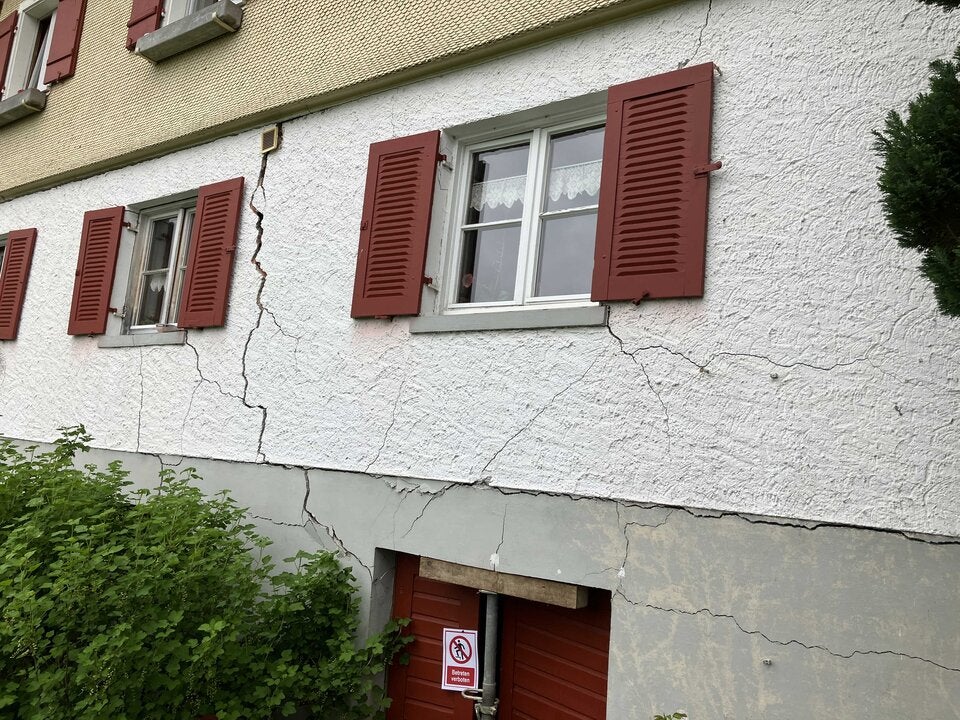 Hangrutsch schiebt Dorf Richtung Deutschland