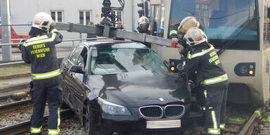 BMW-Fahrer rammt Badner Bahn: 2 Verletzte