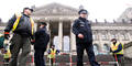 Polizei vor dem Reichstag in Berlin