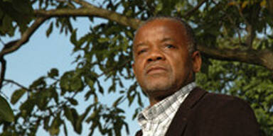 Pfarrer Peter Okeke mit Weinflasche niedergeschlagen