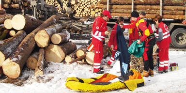 Mann stürzt von Kran, Rettung