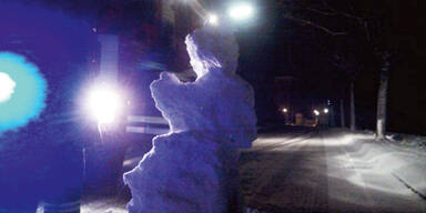 Schneemann als Verkehrshindernis