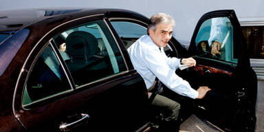 Werner Faymann mit Dienstauto