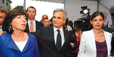 Werner FAYMANN mit Gattin (L) & Laura RUDAS