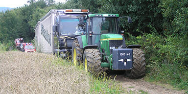 24-Tonner blieb auf Feldweg hängen