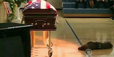 Hund weicht nicht von totem Herrchen