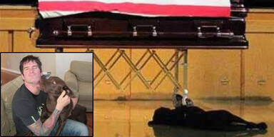 Hund weicht nicht von totem Herrchen