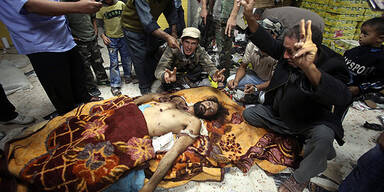 Gaddafis Leiche in Lagerhalle