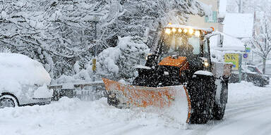 Schneefall Tiefschnee Stra&szlig;enr&auml;umung Wintereinbruch