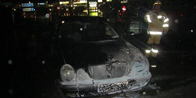 Wieder Auto bei Tankstelle angezündet