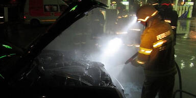 Wieder Auto bei Tankstelle angezündet