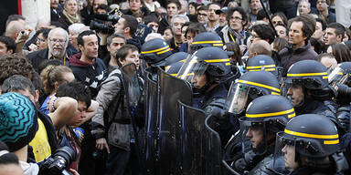 Demonstranten werfen Eier nach Sarkozy