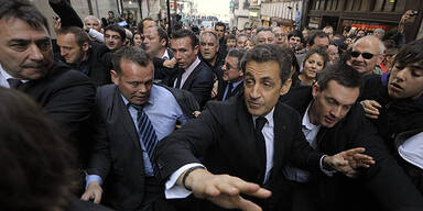 Demonstranten werfen Eier nach Sarkozy