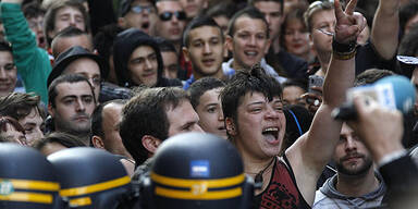 Demonstranten werfen Eier nach Sarkozy
