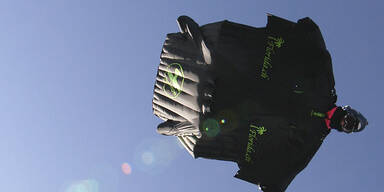 Schweizer überquerte Alpen im freien Fall