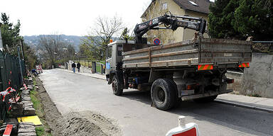 Wien: LKW fährt zwei Fußgänger um