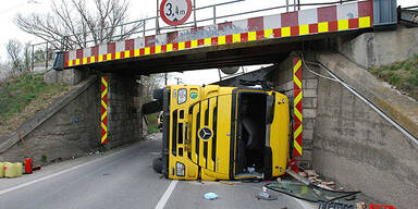 Lkw krachte gegen Bahnunterführung