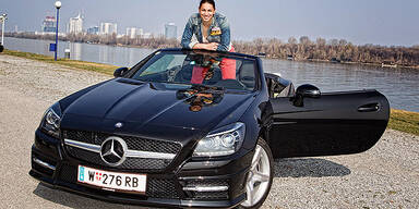 Schwimm-Star testet schnittigen Roadster