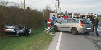 Pkw krachte in Auto von Ersthelfer