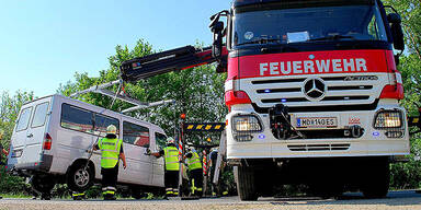 Kleinbus stürzt in Triestingkanal