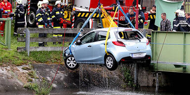 Frau versinkt mitsamt Auto in Mur-Kanal