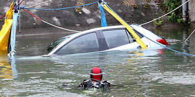 Frau versinkt mitsamt Auto in Mur-Kanal