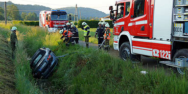 18-Jährige versenkt BMW-Cabrio in Bach
