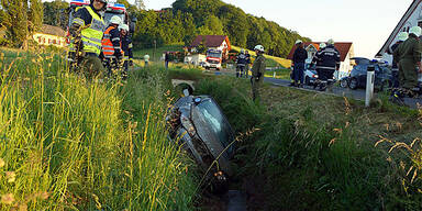 18-Jährige versenkt BMW-Cabrio in Bach