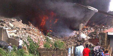 Flugzeug stürzt auf Wohngebiet