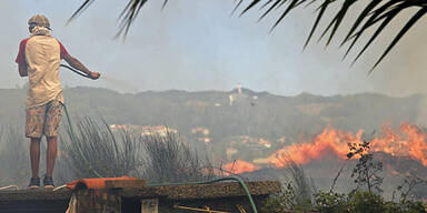 Feuer vor Portugals Touristenhochburgen