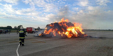 Buben zündeln: 250 Strohballen abgebrannt