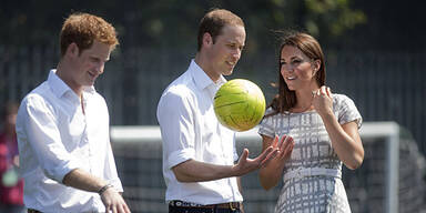 Barfuß: Herzogin Kate zeigt ihre Füße!