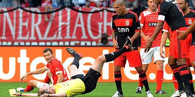 Benfica-Kapit&auml;n Luisao streckt Schiri nieder
