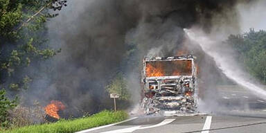 Totalsperre der A21 nach Lkw-Brand